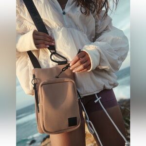 FREE PEOPLE FP Movement - Traveling Pocket Crossbody, BLACK